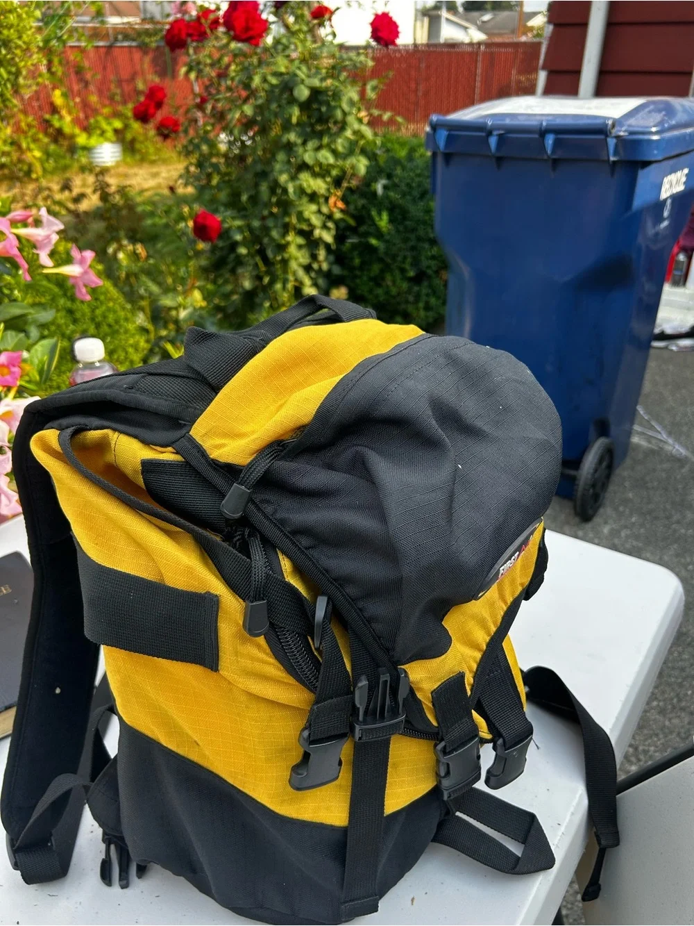 First down Men’s Yellow & Black Hiking Backpack Sz 18”x12”x8”